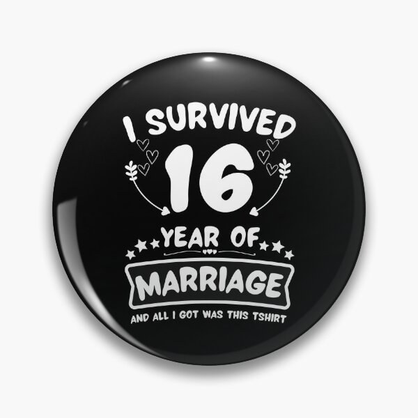 Artikelvorschau, Überlebte 16 Jahre Ehe Happy 16th Anniversary Funny Couples entworfen und verkauft von JoshBulky.