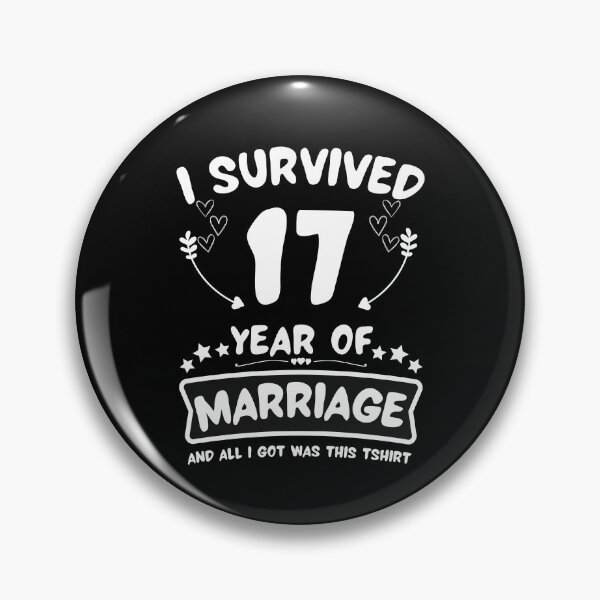 Artikelvorschau, Überlebte 17 Jahre Ehe Happy 17th Anniversary Funny Couples entworfen und verkauft von JoshBulky.