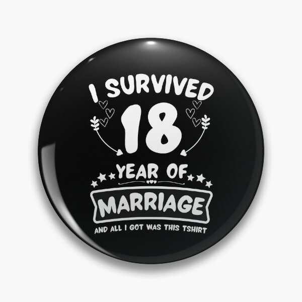 Artikelvorschau, Überlebte 18 Jahre Ehe Happy 18th Anniversary Funny Couples entworfen und verkauft von JoshBulky.