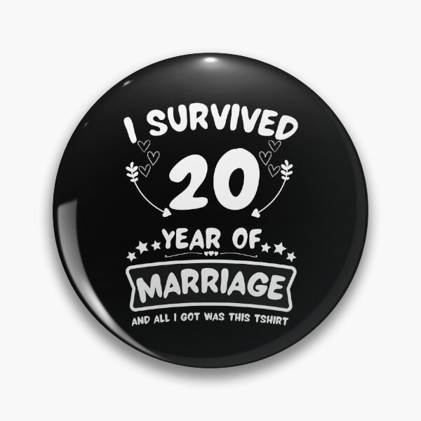 Artikelvorschau, Überlebte 20 Jahre Ehe Happy 20th Anniversary Funny Couples entworfen und verkauft von JoshBulky.
