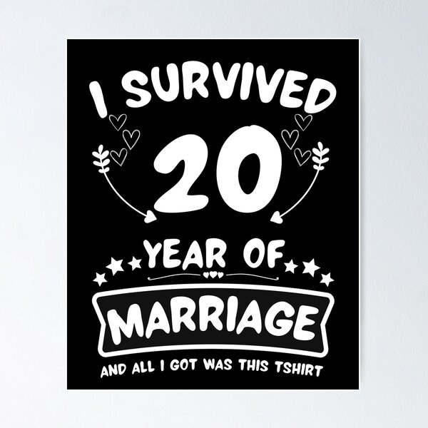 Artikelvorschau, Überlebte 20 Jahre Ehe Happy 20th Anniversary Funny Couples entworfen und verkauft von JoshBulky.