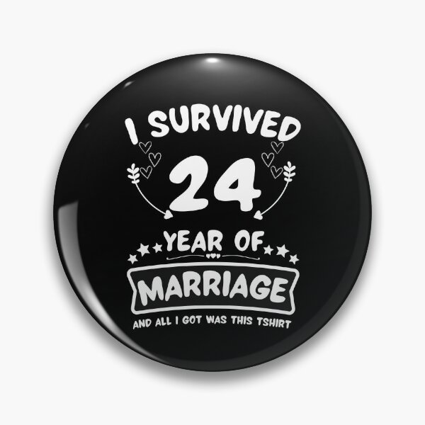 Artikelvorschau, Überlebte 24 Jahre Ehe Happy 24th Anniversary Funny Couples entworfen und verkauft von JoshBulky.
