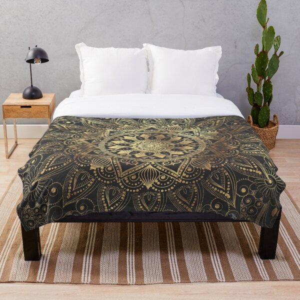 Elegant gold mandala artwork Throw Blanket