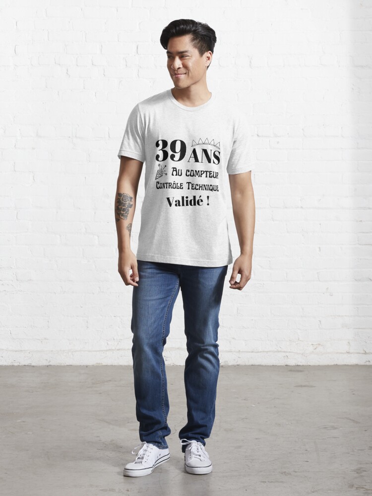 T-shirt essentiel avec l'œuvre « 39 ans au compteur, cadeau anniversaire  homme » de l'artiste tets