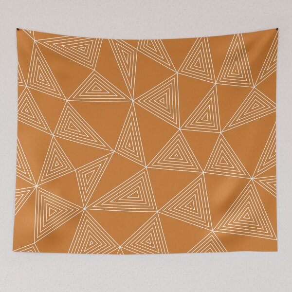 Aperçu de l'œuvre Triangles dans un triangle : Triangles blancs et fond caramel créée et vendue par RelmoArtworks.