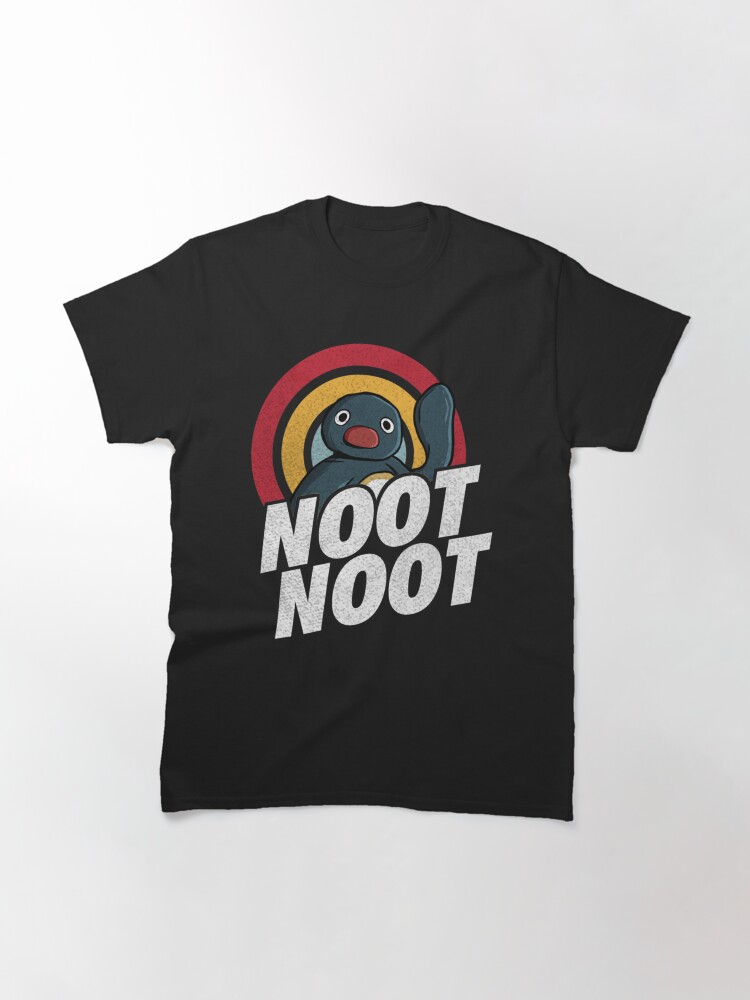 Imagen 3 de 7, Camiseta clásica con la obra Noot Noot Pingüino divertido Arco iris vintage apenado, diseñada y vendida por CaroolBakker.