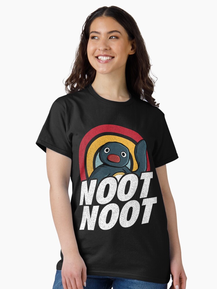Imagen 1 de 7, Camiseta clásica con la obra Noot Noot Pingüino divertido Arco iris vintage apenado, diseñada y vendida por CaroolBakker.