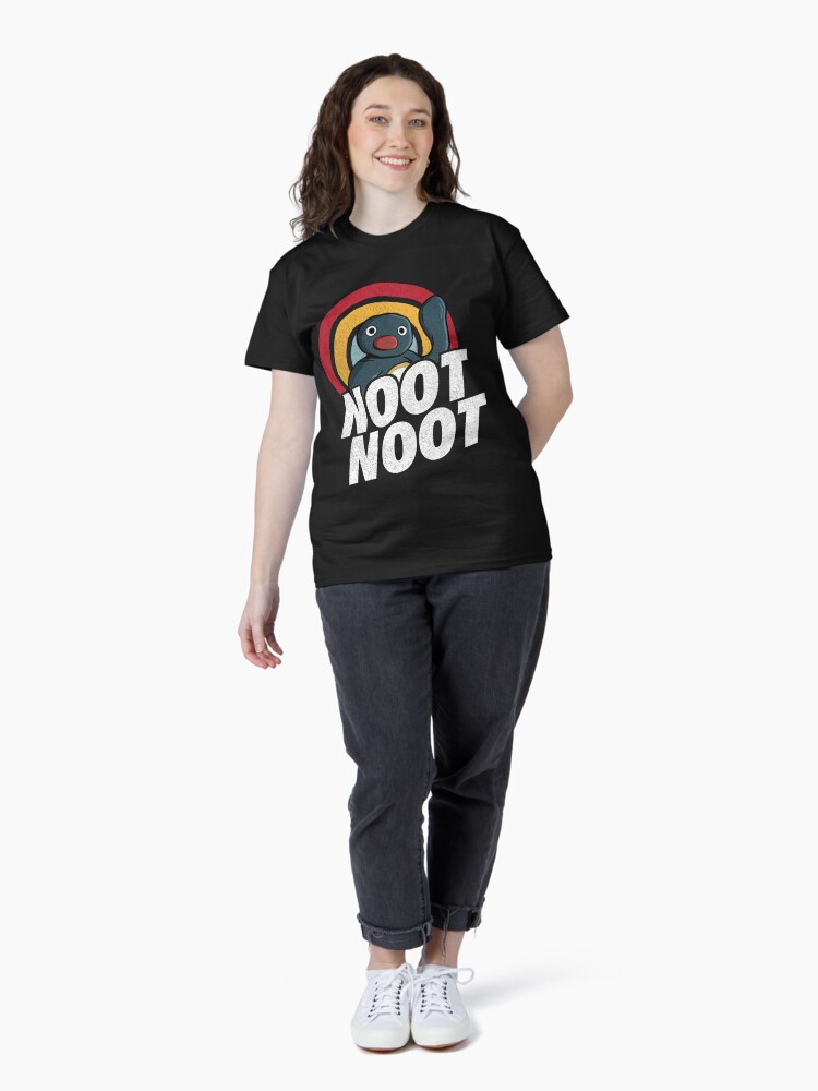 Imagen 4 de 7, Camiseta clásica con la obra Noot Noot Pingüino divertido Arco iris vintage apenado, diseñada y vendida por CaroolBakker.