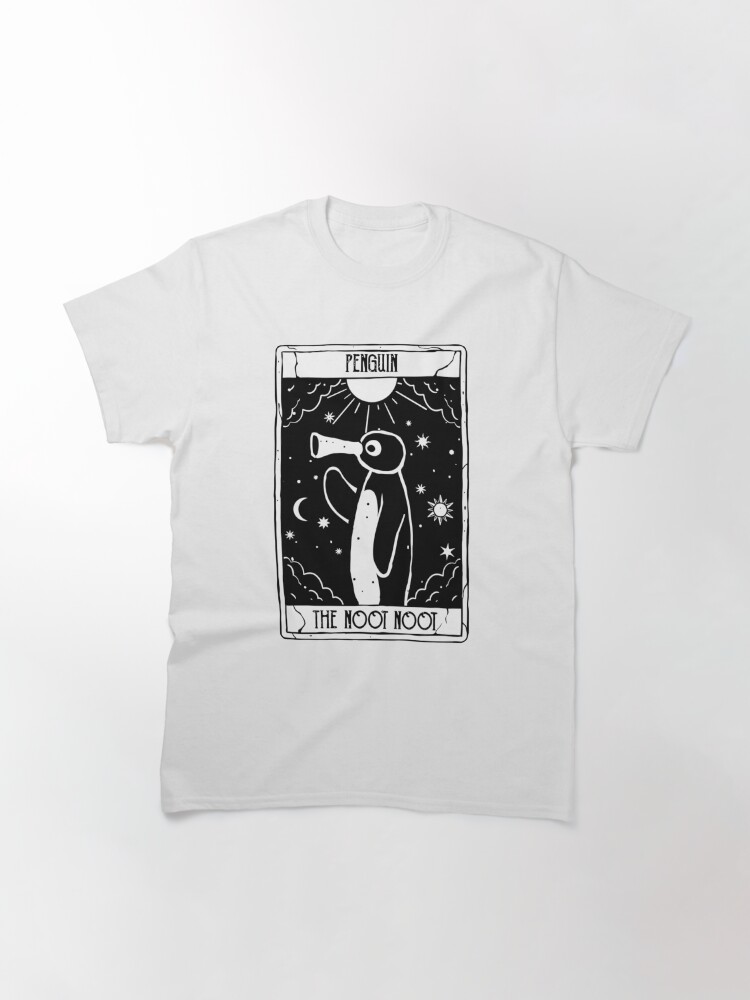 Imagen 3 de 7, Camiseta clásica con la obra Noot Noot Tarjeta de tarot divertida Pingüino Vintage Arco iris apenado, diseñada y vendida por CaroolBakker.