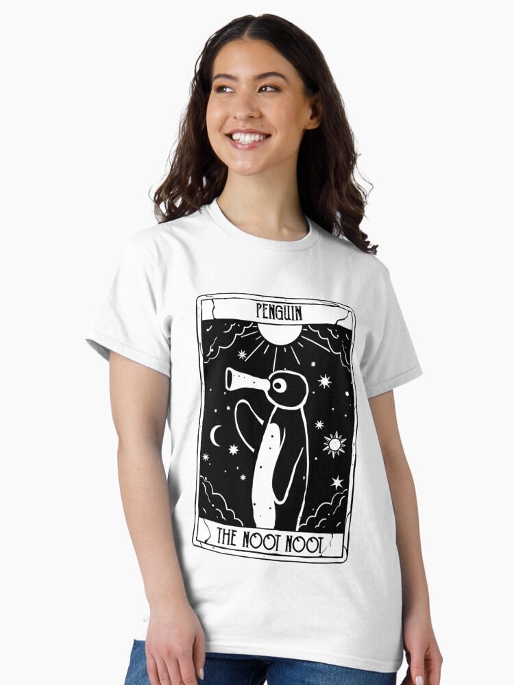 Imagen 1 de 7, Camiseta clásica con la obra Noot Noot Tarjeta de tarot divertida Pingüino Vintage Arco iris apenado, diseñada y vendida por CaroolBakker.
