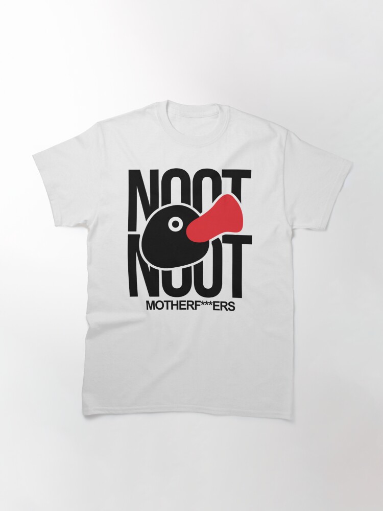 Imagen 3 de 7, Camiseta clásica con la obra NOOT NOOT PINGU, diseñada y vendida por CaroolBakker.