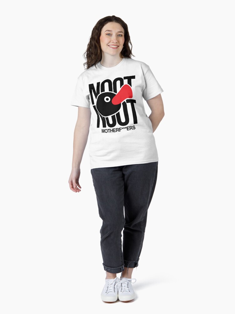 Imagen 4 de 7, Camiseta clásica con la obra NOOT NOOT PINGU, diseñada y vendida por CaroolBakker.
