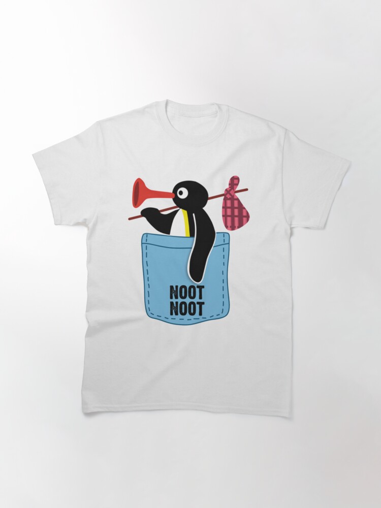 Imagen 3 de 7, Camiseta clásica con la obra Pingüino Noot Noot, diseñada y vendida por CaroolBakker.