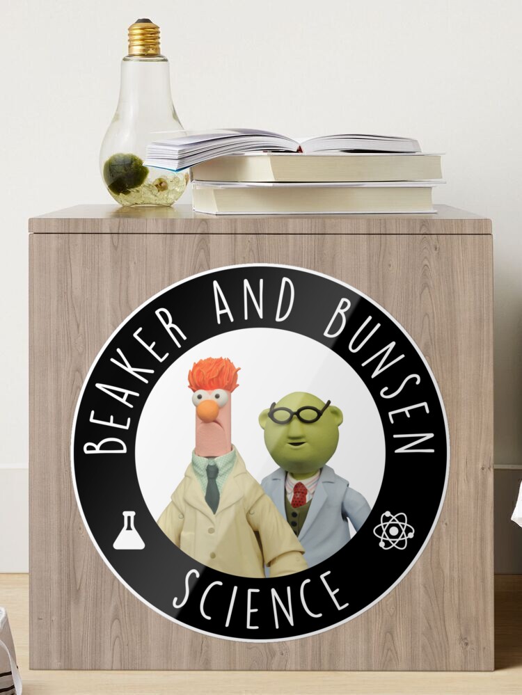 Sticker for Sale avec l'œuvre « Gobelet Muppets et Bunsen - Science » de  l'artiste Rojeck
