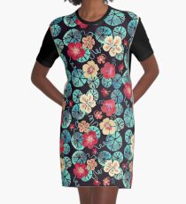 Aquarell Garten Kapuzinerkressen. Dunkles Blumenmuster T-Shirt Kleid