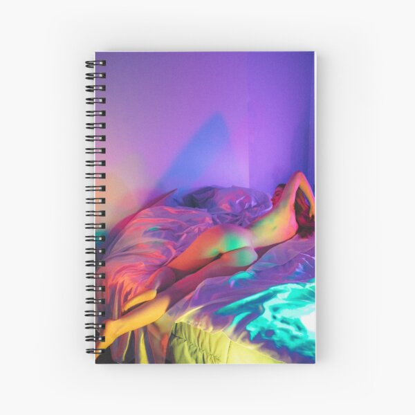 Cuaderno De Espiral Sexy Mujer Desnuda En La Cama Bajo Luces De Colores Modelo Desnudo