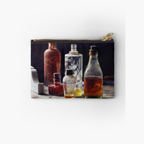 Aperçu de l'œuvre Eau de Decay créée et vendue par MadManFaber.