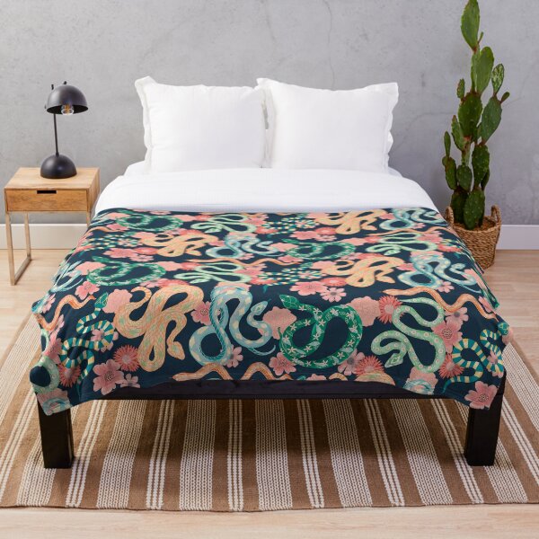 Artikelvorschau, Blumenschlangen auf Dunkelblau entworfen und verkauft von Papergrape.