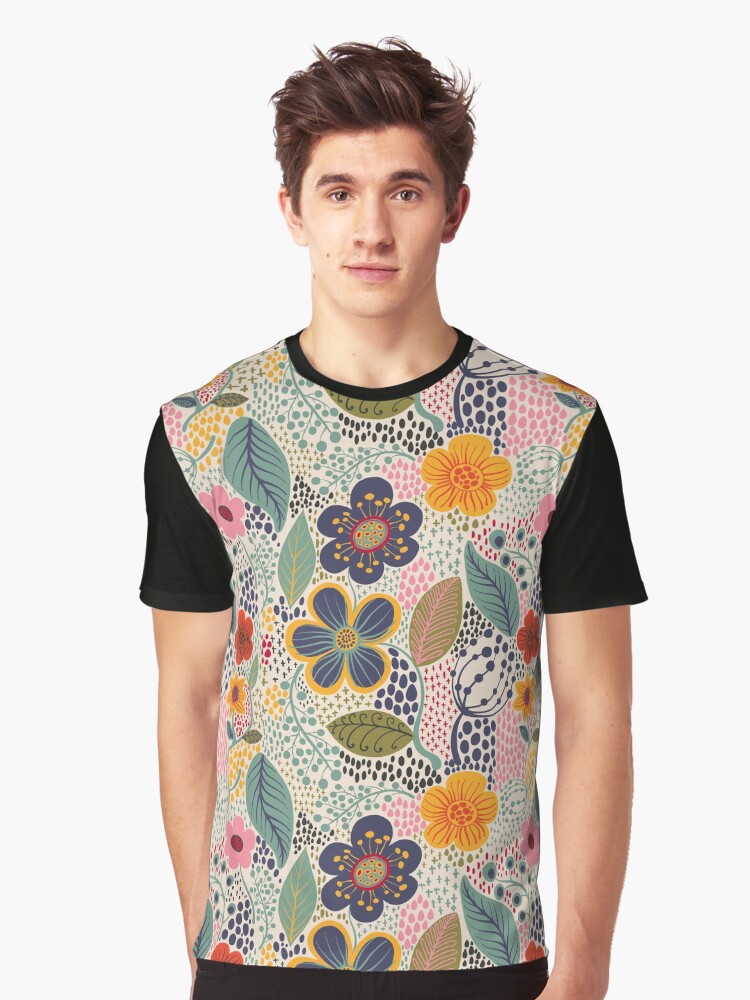 Aperçu 1 sur 5. T-shirt graphique avec l'œuvre Jardin secret créée et vendue par krayis.