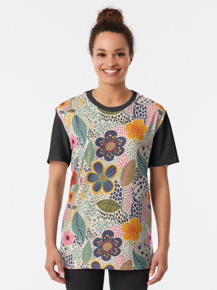 Aperçu 2 sur 5. T-shirt graphique avec l'œuvre Jardin secret créée et vendue par krayis.