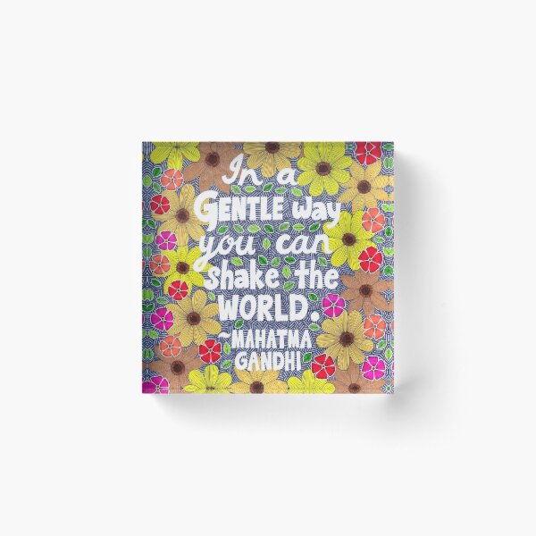 Aperçu de l'œuvre Dans une manière douce vous pouvez ébranler le monde, citation de Mahatma Gandhi, lettrage, fleurs et feuilles Doodle, inspiré créée et vendue par Eneri Collection.