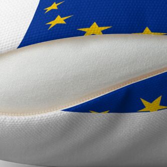 Aperçu 2 sur 3. Coussin avec l'œuvre Drapeau de l'Europe créée et vendue par Shorlick.