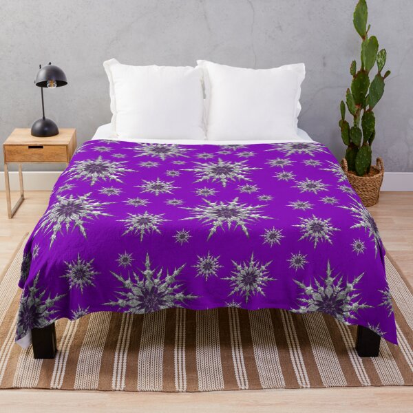 Aperçu de l'œuvre Flocons de neige argentés sur fond violet. créée et vendue par imyournightmare.