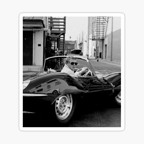 Steve McQueen avec une affiche de voiture Sticker