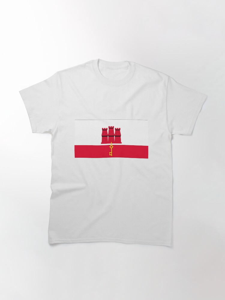 Aperçu 2 sur 7. T-shirt classique avec l'œuvre Drapeau de Gibraltar créée et vendue par Shorlick.