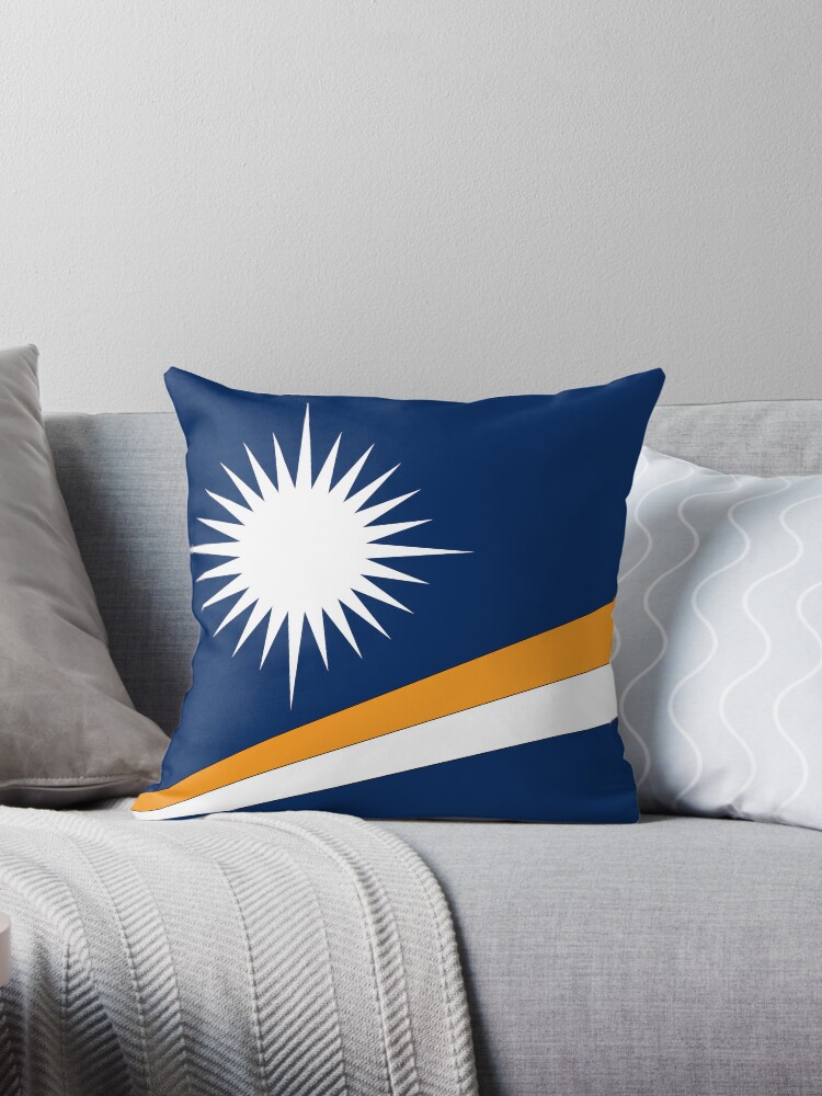 Aperçu 1 sur 3. Coussin avec l'œuvre Drapeau des Îles Marshall créée et vendue par Shorlick.