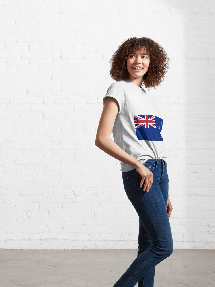 Aperçu 6 sur 7. T-shirt classique avec l'œuvre Drapeau de la Nouvelle Zélande créée et vendue par Shorlick.