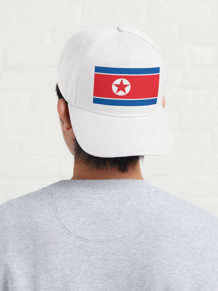 Aperçu 4 sur 7. Casquette avec l'œuvre Drapeau de la Corée du Nord créée et vendue par Shorlick.