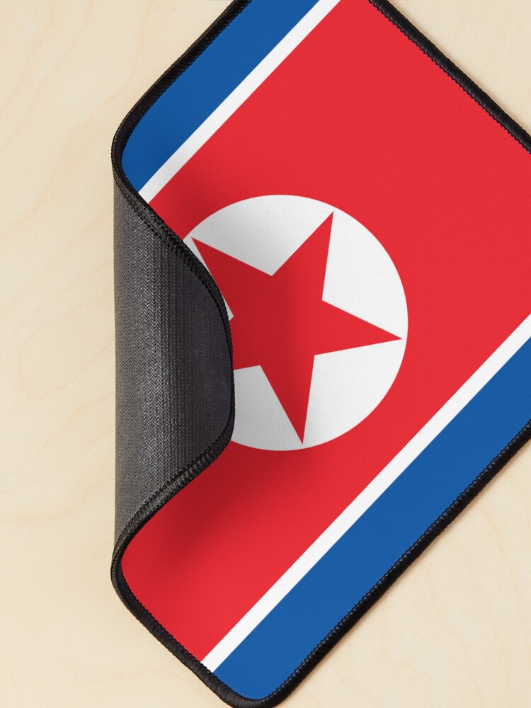 Aperçu 2 sur 5. Tapis de souris avec l'œuvre Drapeau de la Corée du Nord créée et vendue par Shorlick.