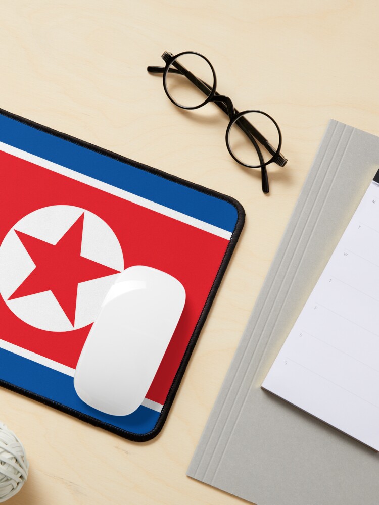 Tapis de souris avec l'œuvre Drapeau de la Corée du Nord créée et vendue par Shorlick