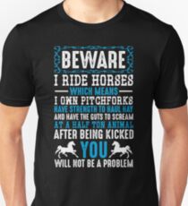 Passen Sie auf, dass ich Pferd-lustigen Pferdeliebhaber-Zitat-Geschenk reite Slim Fit T-Shirt