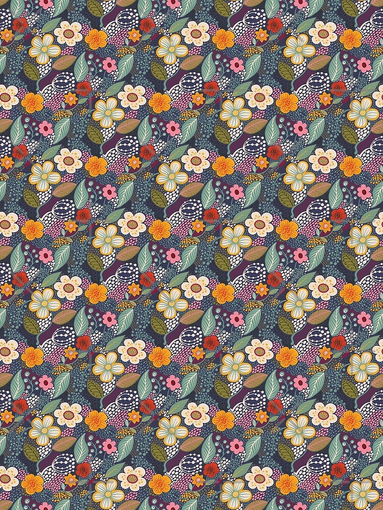 Aperçu 5 sur 5. T-shirt graphique avec l'œuvre Secret Garden 2 créée et vendue par krayis.
