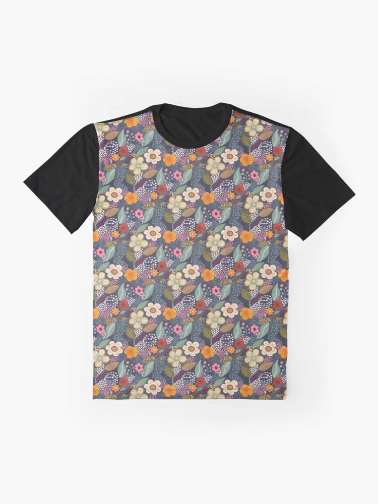 Aperçu 4 sur 5. T-shirt graphique avec l'œuvre Secret Garden 2 créée et vendue par krayis.