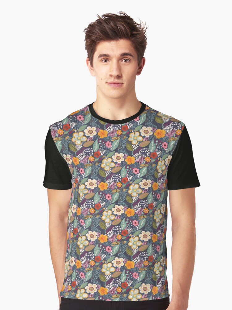 Aperçu 1 sur 5. T-shirt graphique avec l'œuvre Secret Garden 2 créée et vendue par krayis.