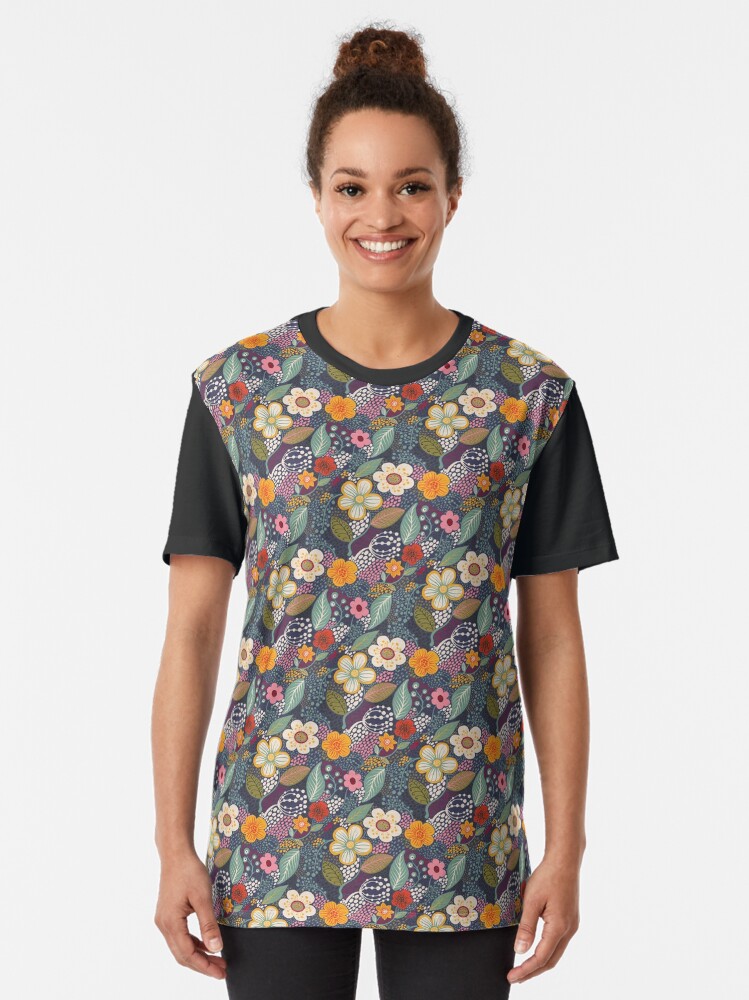 Aperçu 2 sur 5. T-shirt graphique avec l'œuvre Secret Garden 2 créée et vendue par krayis.