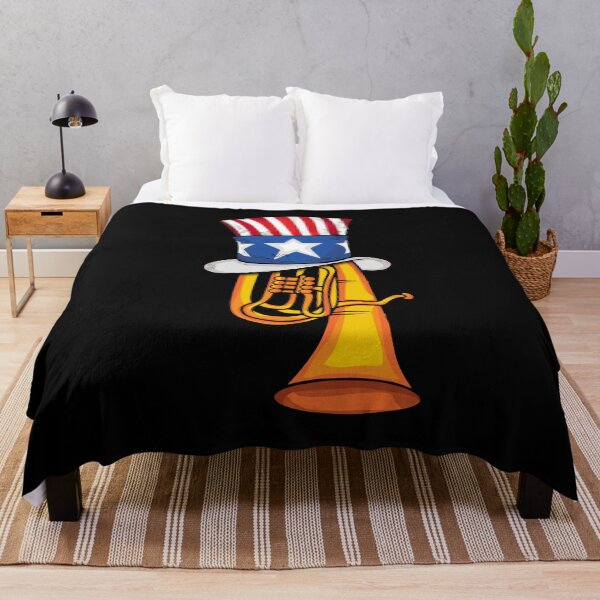 Artikelvorschau, Tuba Player 4. Juli Marching Band Geschenke America Tuba entworfen und verkauft von DSWShirts.