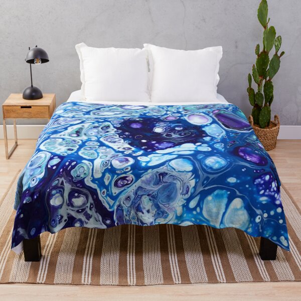 Aperçu de l'œuvre Verser bleu créée et vendue par Honey Crystal Fashion and Homegoods .