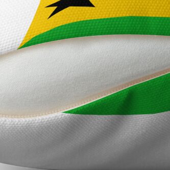 Aperçu 2 sur 3. Coussin avec l'œuvre Drapeau de Sao Tome et Principe créée et vendue par Shorlick.