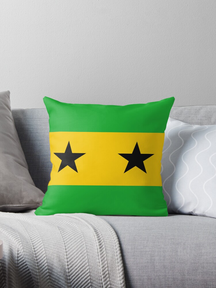 Aperçu 1 sur 3. Coussin avec l'œuvre Drapeau de Sao Tome et Principe créée et vendue par Shorlick.