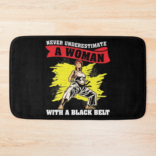 Artikelvorschau, Never Underestimate A Woman Funny Black Belter Karate-Liebhaber entworfen und verkauft von StrongShirts.
