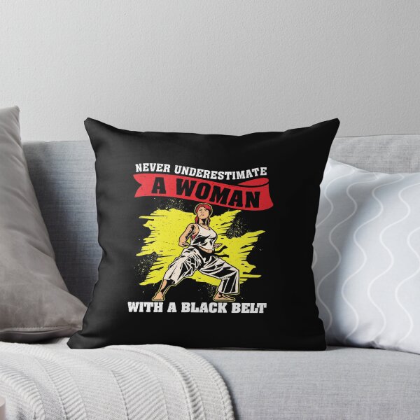 Artikelvorschau, Never Underestimate A Woman Funny Black Belter Karate-Liebhaber entworfen und verkauft von StrongShirts.