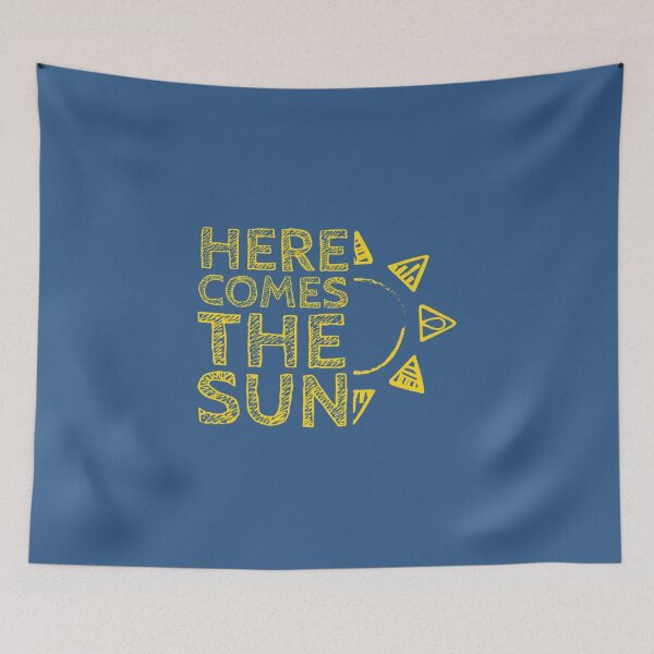 Artikelvorschau, Here Comes the Sun inspirierend zitiert T-Shirt für Frauen entworfen und verkauft von DoYoonR.