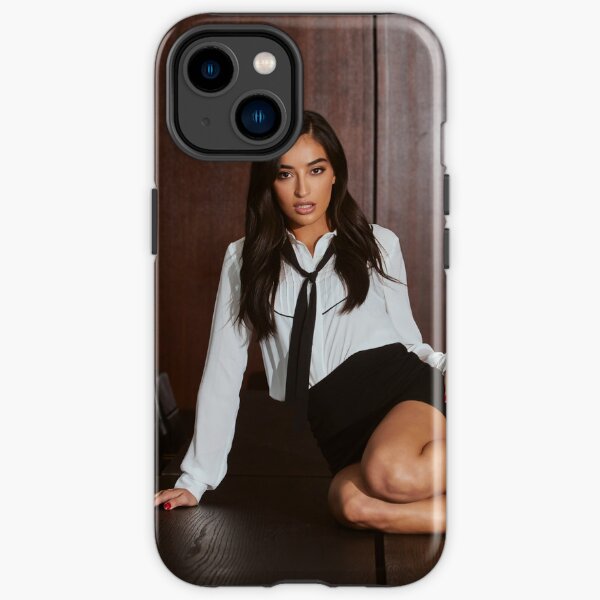 Emily Willis posando en la mesa de la oficina Funda resistente para iPhone