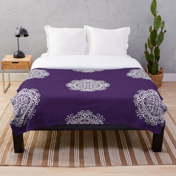 Artikelvorschau, Weißes Mandala, Blumenmuster, dunkelviolett entworfen und verkauft von PatternedWorld.