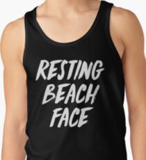 Camiseta de tirantes frente a la playa descansando