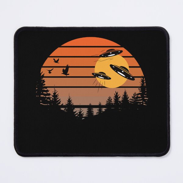 Artikelvorschau, UFOs im Sonnenuntergang mit Silhouetten von Tannenbäumen und Vögeln entworfen und verkauft von Rhu Creations.